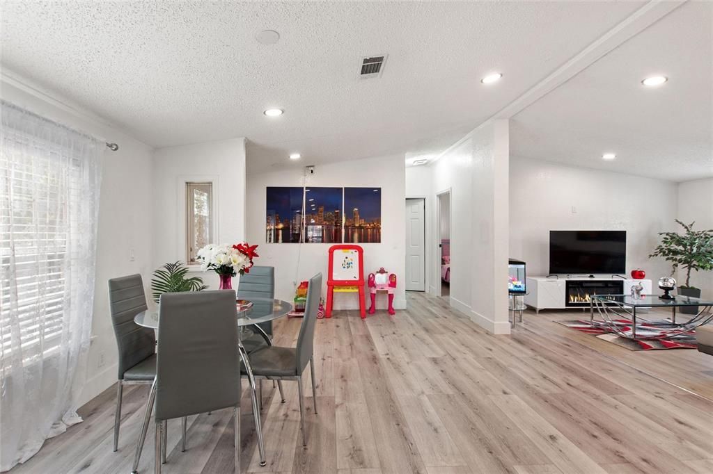 En Venta: $349,000 (3 camas, 2 baños, 1454 Pies cuadrados)