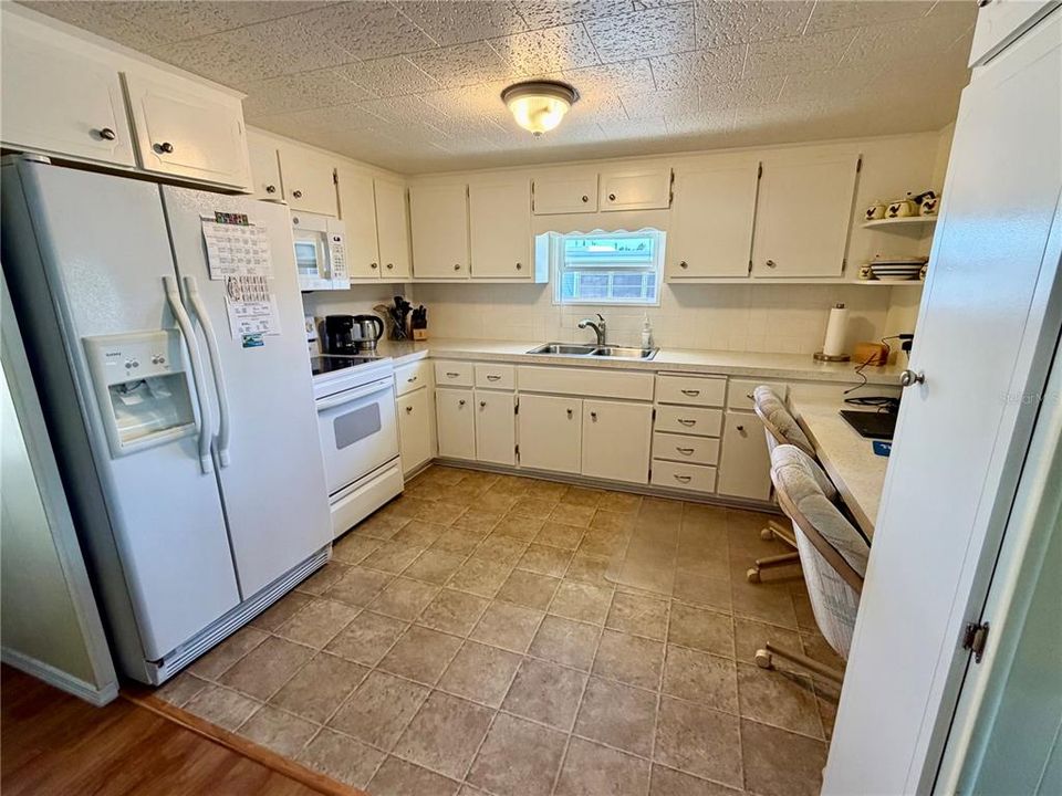 Activo con contrato: $129,900 (2 camas, 2 baños, 1128 Pies cuadrados)