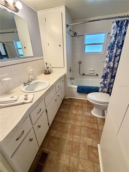 Activo con contrato: $129,900 (2 camas, 2 baños, 1128 Pies cuadrados)