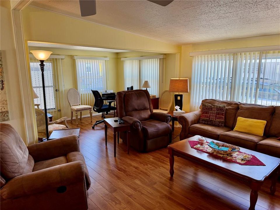 Activo con contrato: $129,900 (2 camas, 2 baños, 1128 Pies cuadrados)