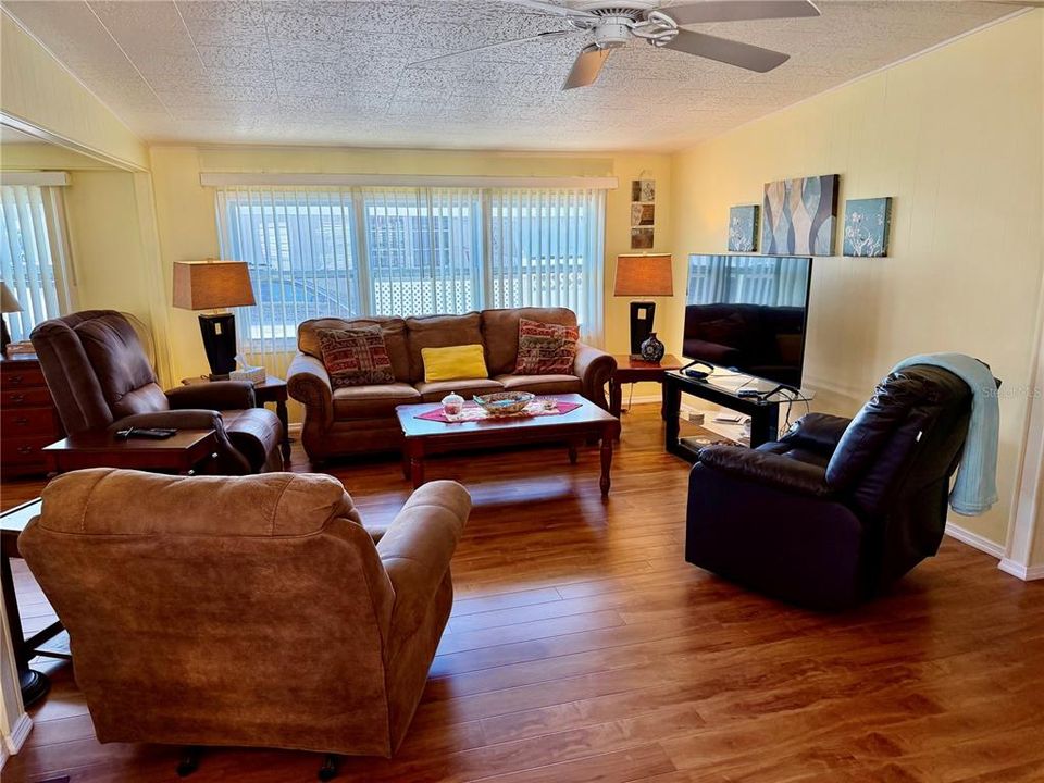 Activo con contrato: $129,900 (2 camas, 2 baños, 1128 Pies cuadrados)