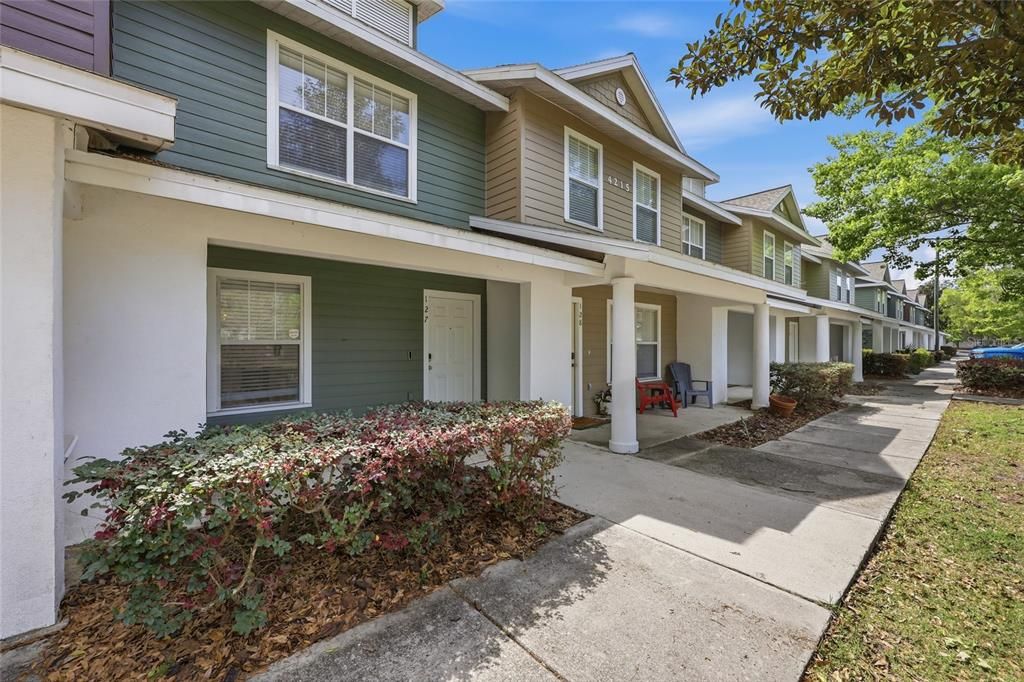 合同活跃: $215,000 (2 贝兹, 2 浴室, 1142 平方英尺)