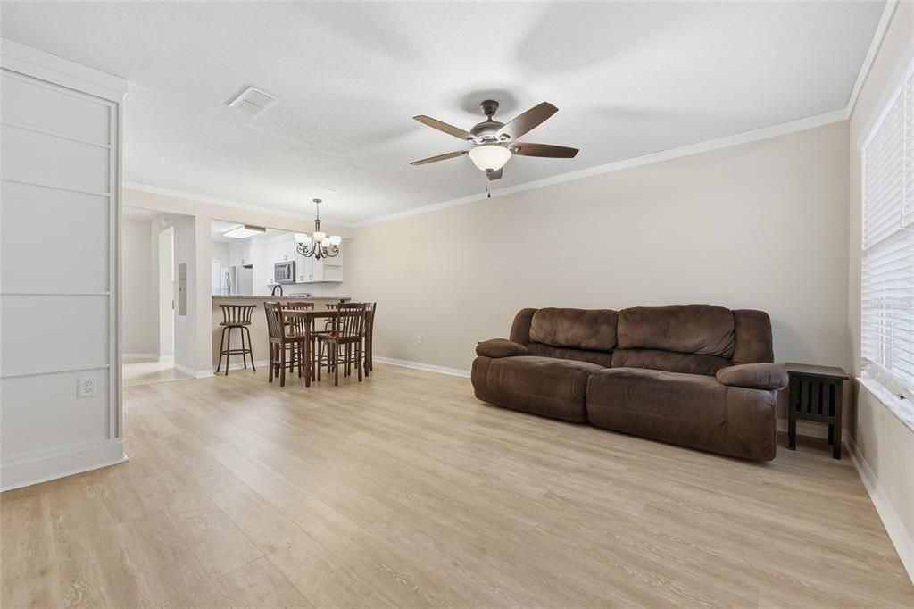 合同活跃: $215,000 (2 贝兹, 2 浴室, 1142 平方英尺)