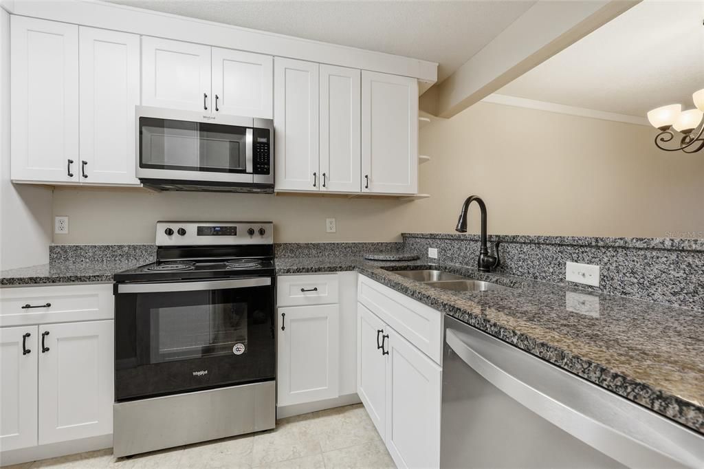 合同活跃: $215,000 (2 贝兹, 2 浴室, 1142 平方英尺)