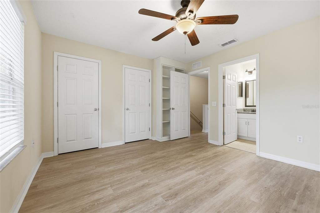 合同活跃: $215,000 (2 贝兹, 2 浴室, 1142 平方英尺)