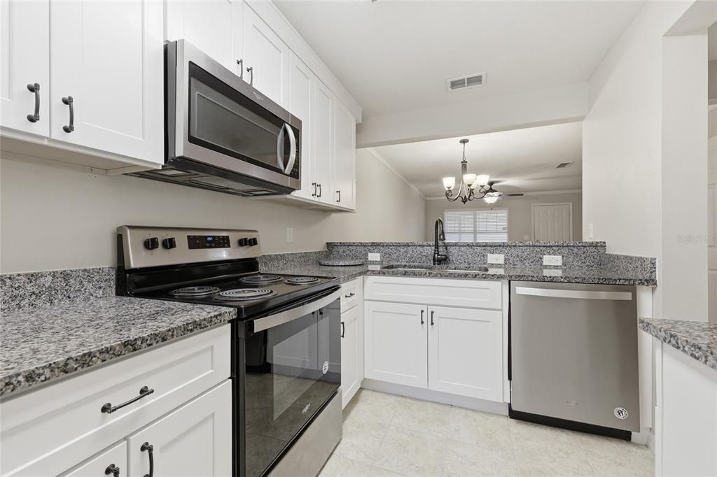 合同活跃: $215,000 (2 贝兹, 2 浴室, 1142 平方英尺)