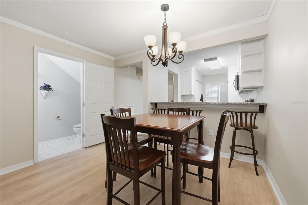 合同活跃: $215,000 (2 贝兹, 2 浴室, 1142 平方英尺)