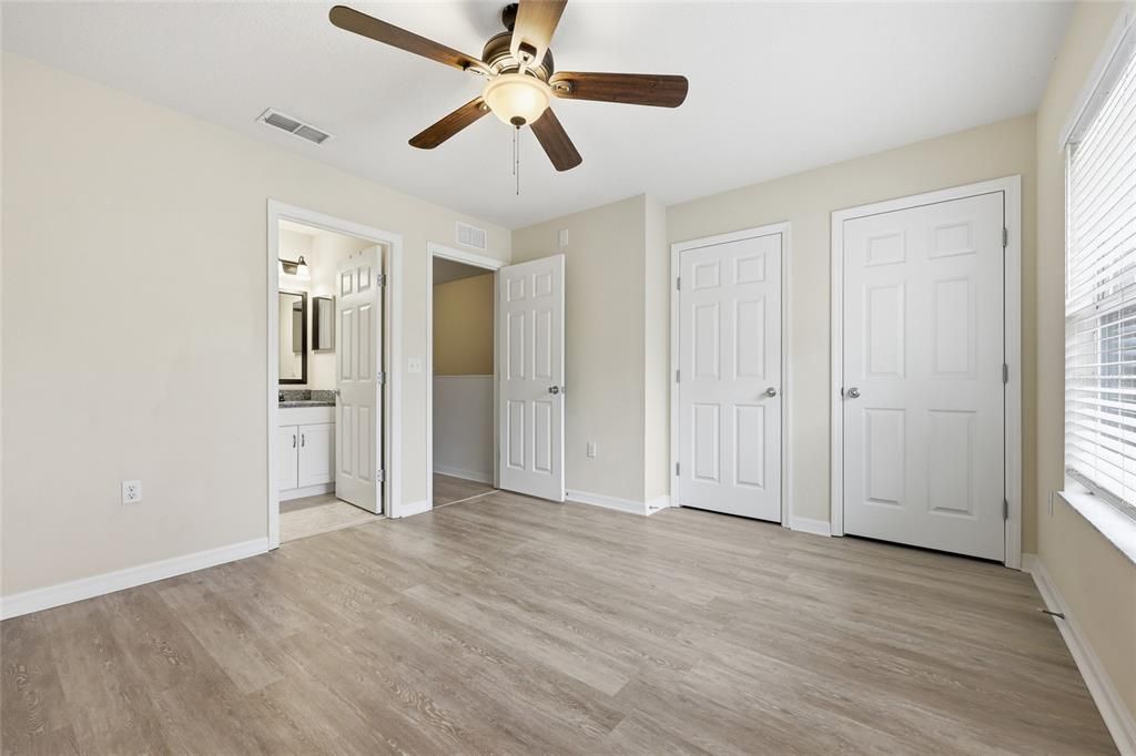 合同活跃: $215,000 (2 贝兹, 2 浴室, 1142 平方英尺)