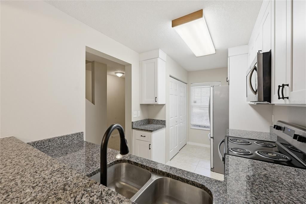 合同活跃: $215,000 (2 贝兹, 2 浴室, 1142 平方英尺)