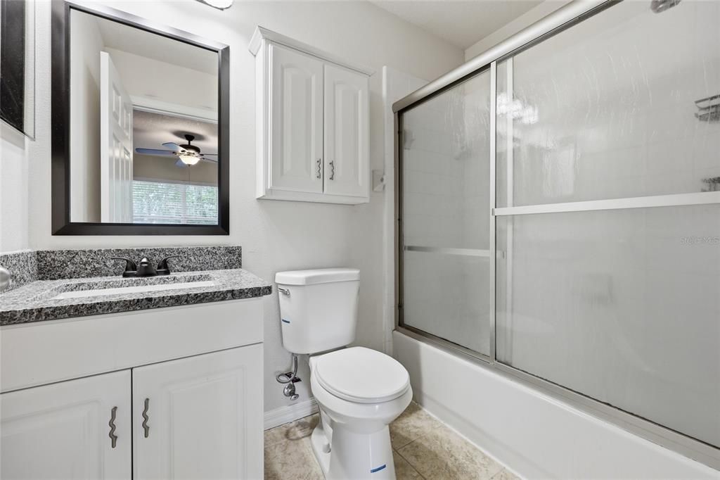 合同活跃: $215,000 (2 贝兹, 2 浴室, 1142 平方英尺)