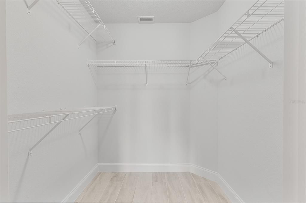 Activo con contrato: $649,000 (3 camas, 2 baños, 1802 Pies cuadrados)