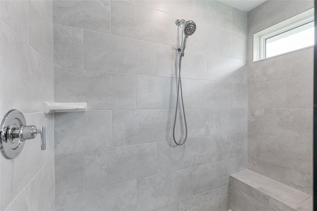 Activo con contrato: $649,000 (3 camas, 2 baños, 1802 Pies cuadrados)