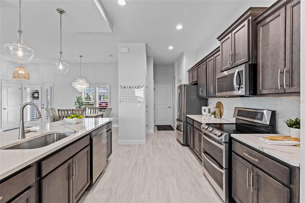 Activo con contrato: $649,000 (3 camas, 2 baños, 1802 Pies cuadrados)