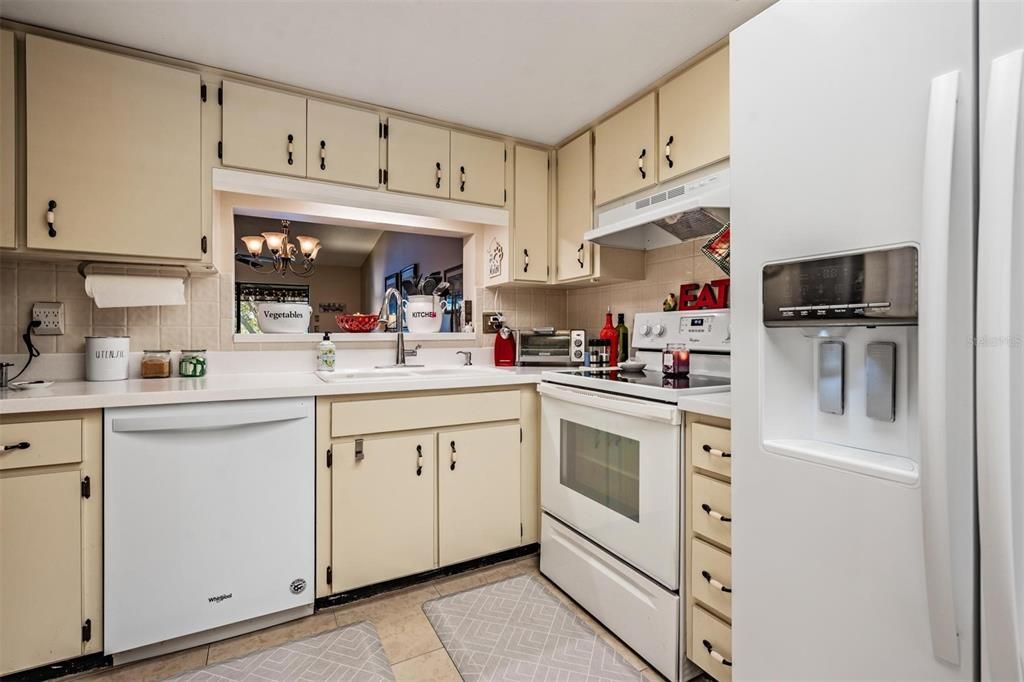 Active With Contract: $249,900 (2 beds, 2 baths, 1160 Square Feet)