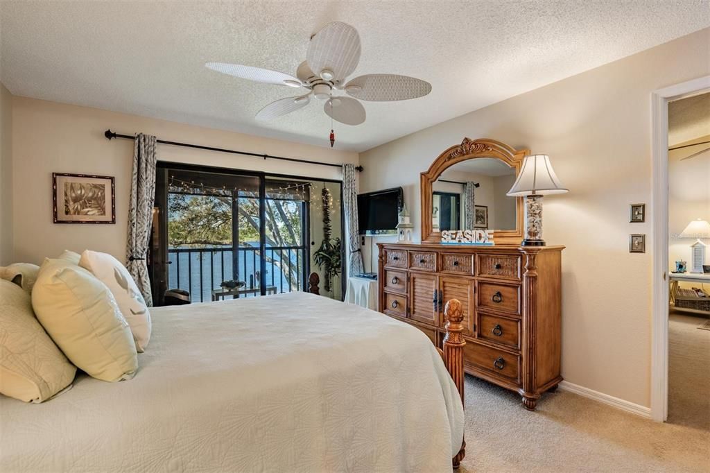 Active With Contract: $249,900 (2 beds, 2 baths, 1160 Square Feet)