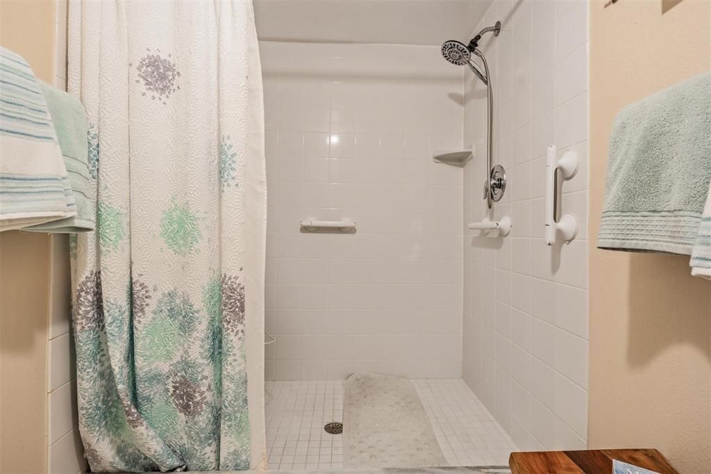 Active With Contract: $249,900 (2 beds, 2 baths, 1160 Square Feet)