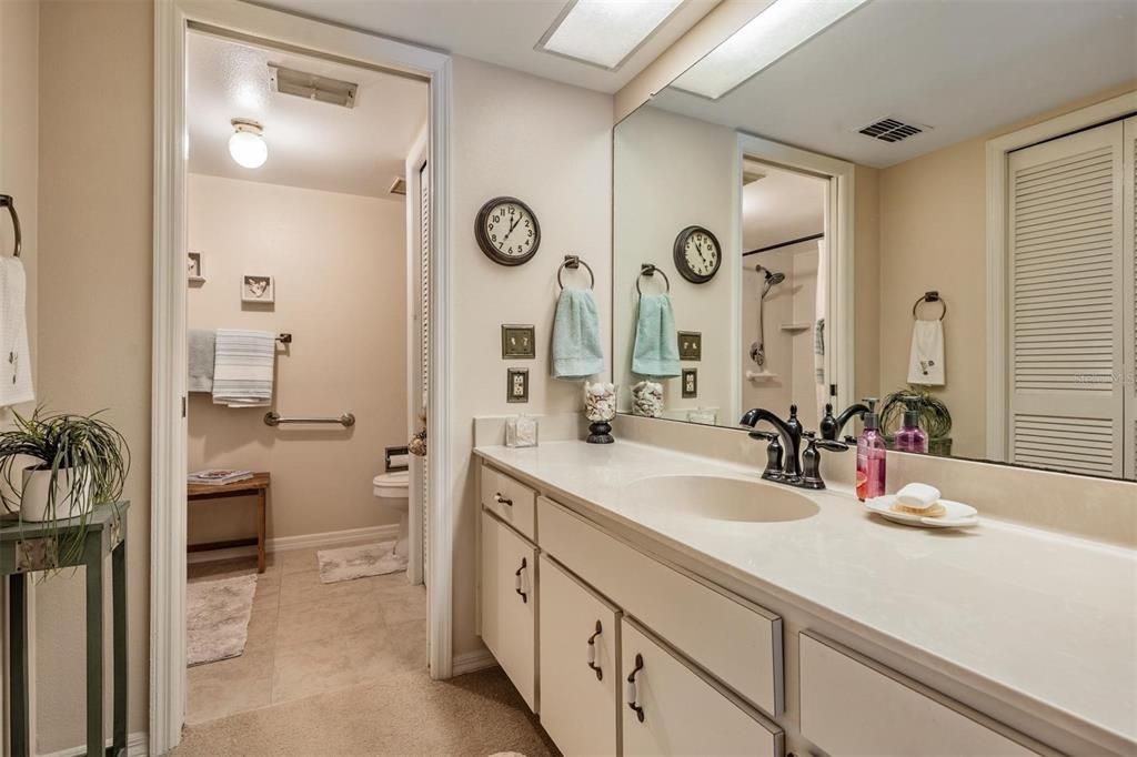 Active With Contract: $249,900 (2 beds, 2 baths, 1160 Square Feet)