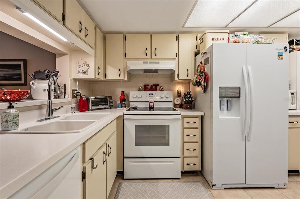 Active With Contract: $249,900 (2 beds, 2 baths, 1160 Square Feet)