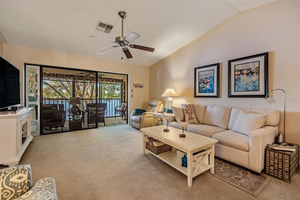 Active With Contract: $249,900 (2 beds, 2 baths, 1160 Square Feet)
