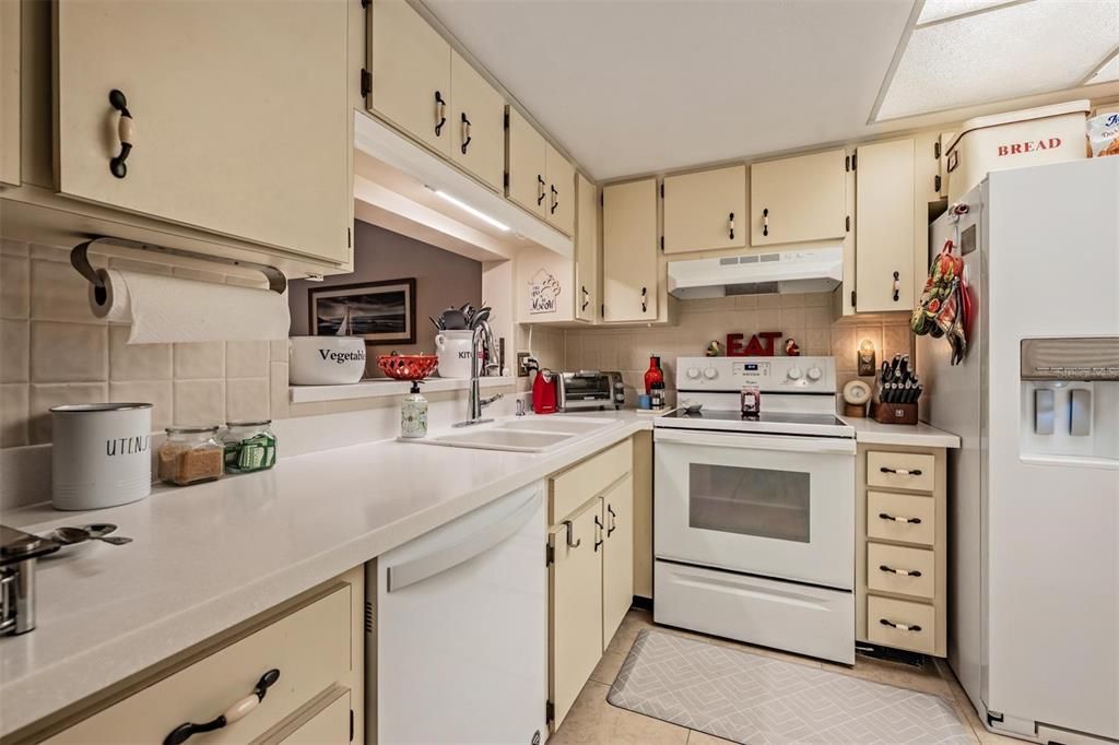 Active With Contract: $249,900 (2 beds, 2 baths, 1160 Square Feet)