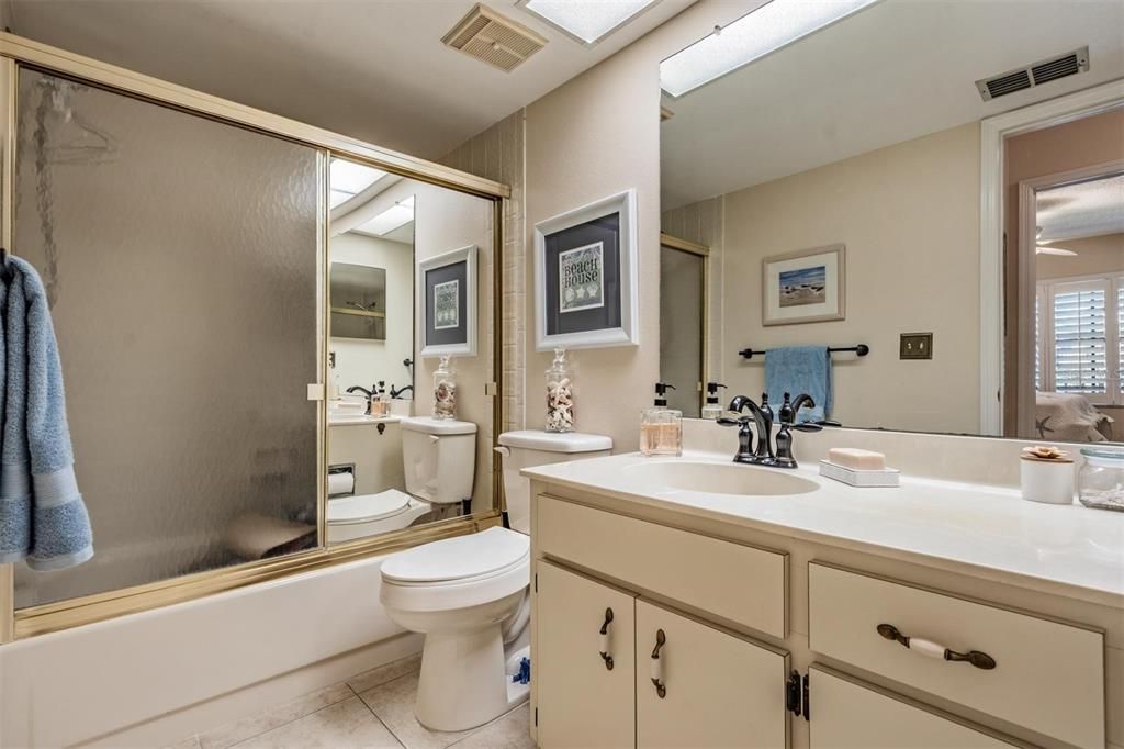 Active With Contract: $249,900 (2 beds, 2 baths, 1160 Square Feet)