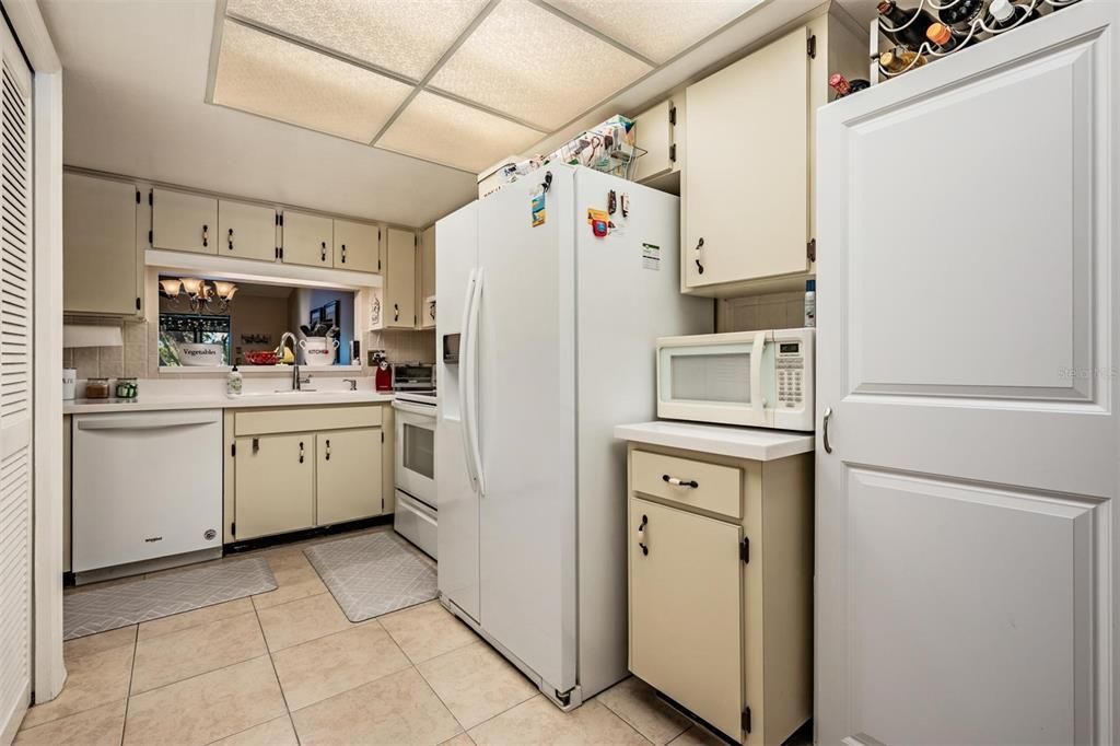 Active With Contract: $249,900 (2 beds, 2 baths, 1160 Square Feet)