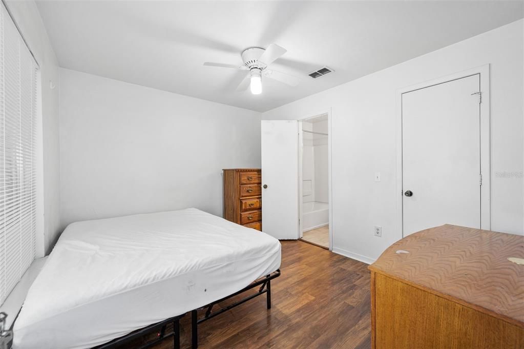 合同活跃: $198,000 (4 贝兹, 4 浴室, 1225 平方英尺)