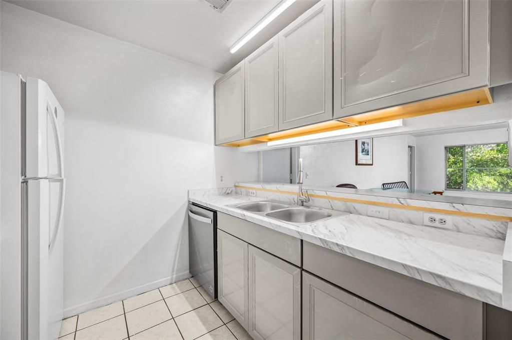 合同活跃: $198,000 (4 贝兹, 4 浴室, 1225 平方英尺)