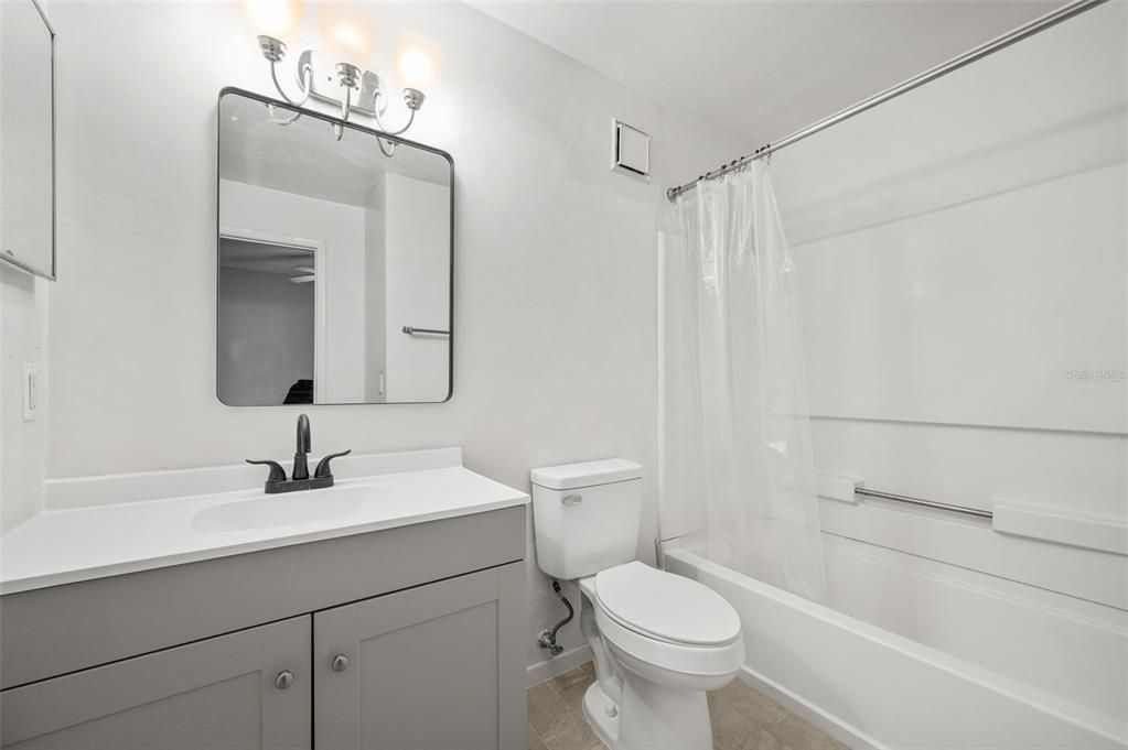 合同活跃: $198,000 (4 贝兹, 4 浴室, 1225 平方英尺)