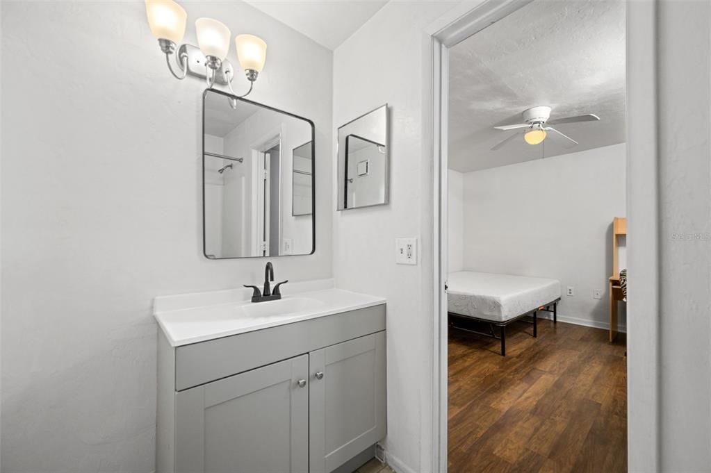 合同活跃: $198,000 (4 贝兹, 4 浴室, 1225 平方英尺)