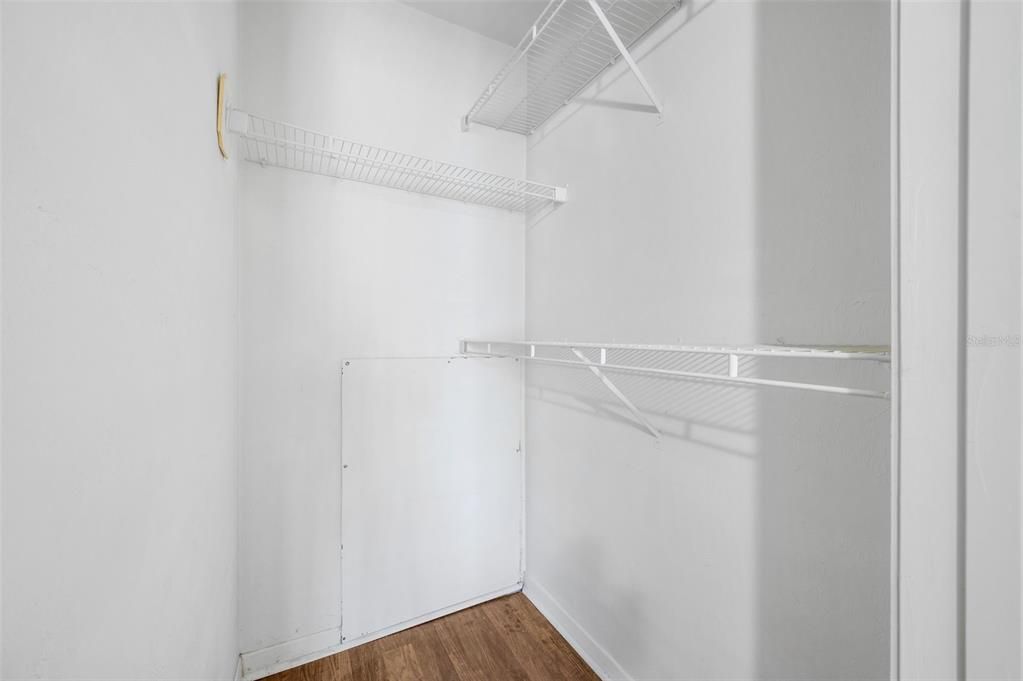 合同活跃: $198,000 (4 贝兹, 4 浴室, 1225 平方英尺)