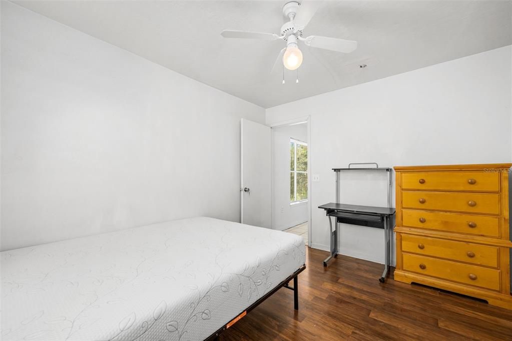 合同活跃: $198,000 (4 贝兹, 4 浴室, 1225 平方英尺)