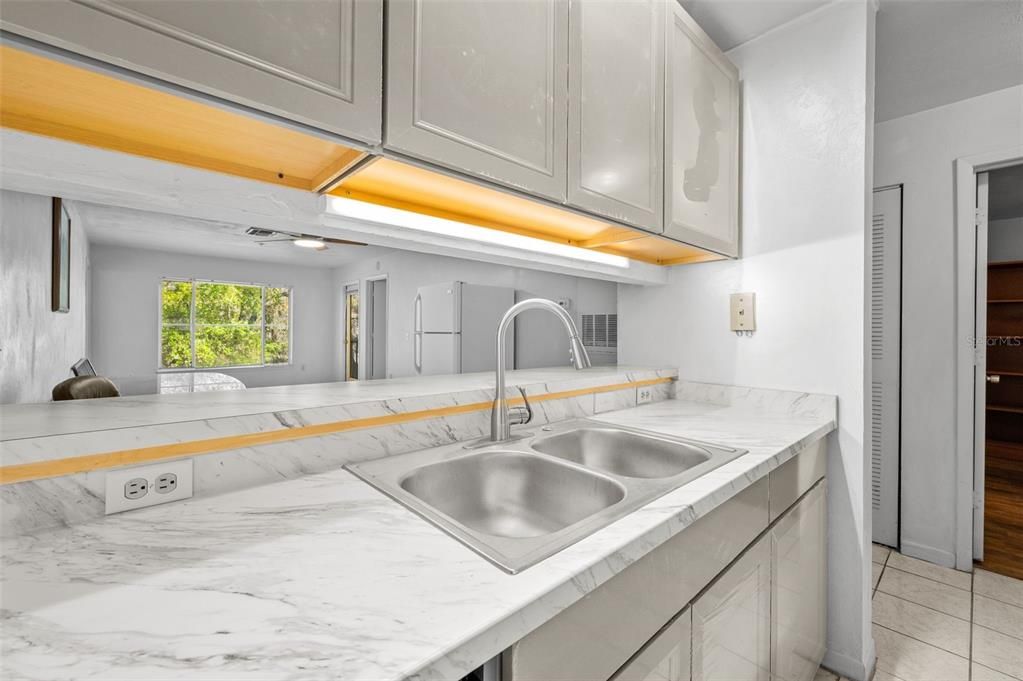 合同活跃: $198,000 (4 贝兹, 4 浴室, 1225 平方英尺)