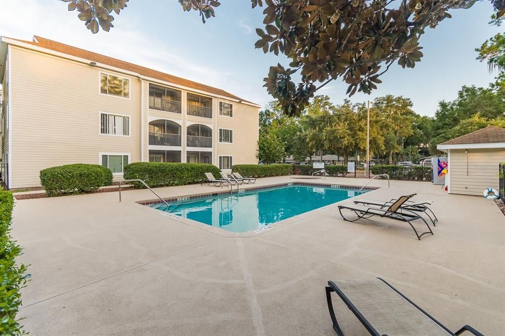 合同活跃: $198,000 (4 贝兹, 4 浴室, 1225 平方英尺)