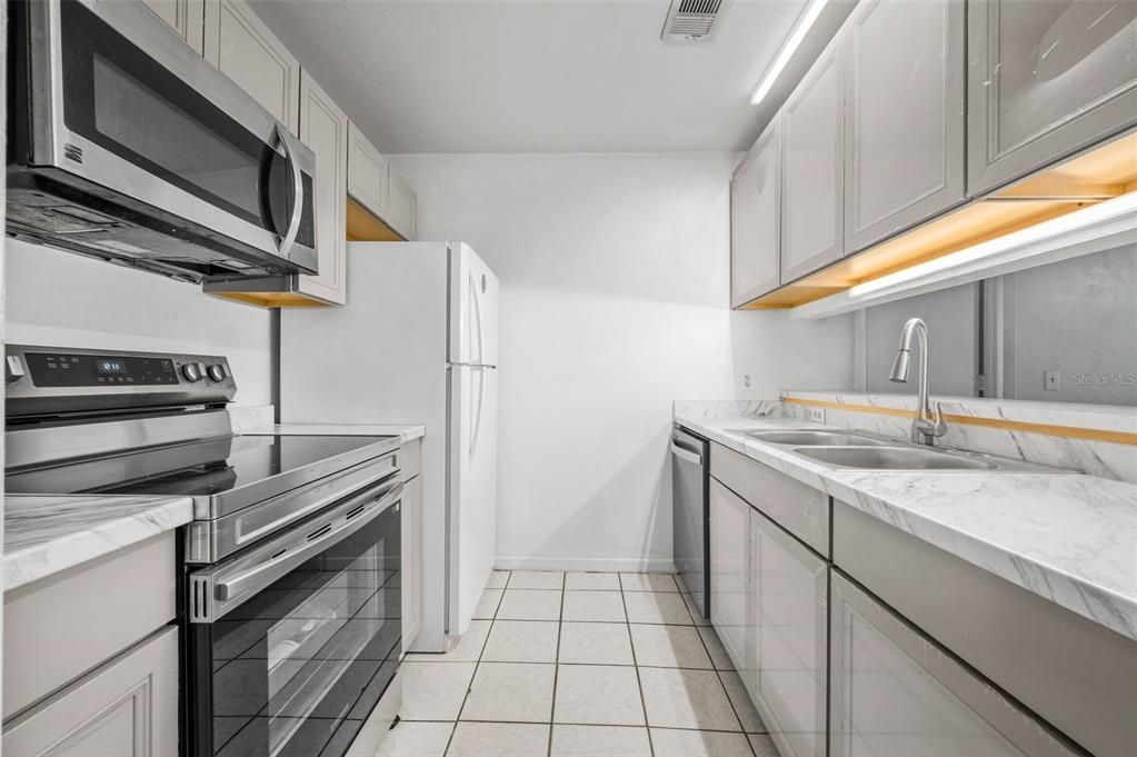 合同活跃: $198,000 (4 贝兹, 4 浴室, 1225 平方英尺)