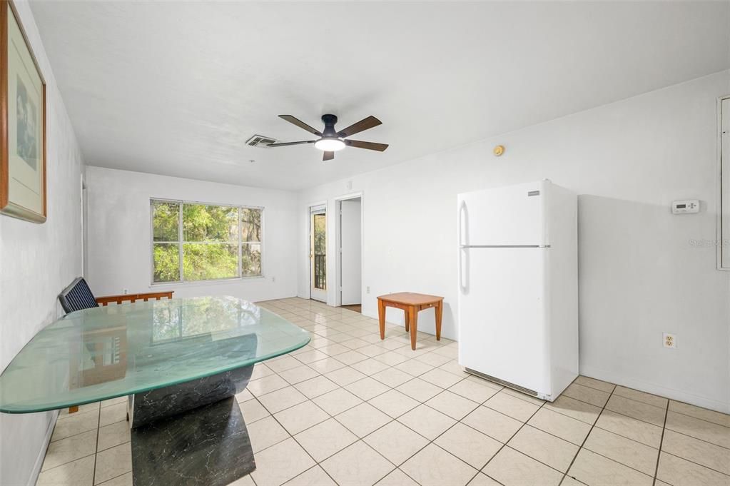 合同活跃: $198,000 (4 贝兹, 4 浴室, 1225 平方英尺)