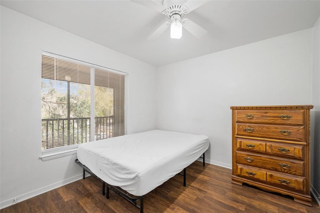 合同活跃: $198,000 (4 贝兹, 4 浴室, 1225 平方英尺)