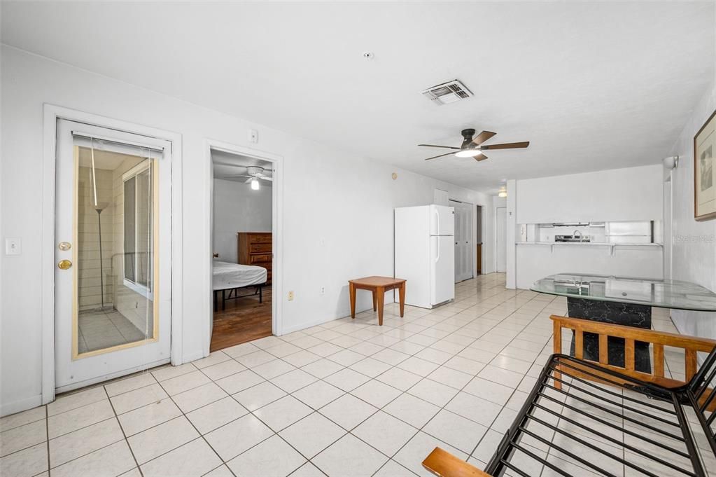 合同活跃: $198,000 (4 贝兹, 4 浴室, 1225 平方英尺)