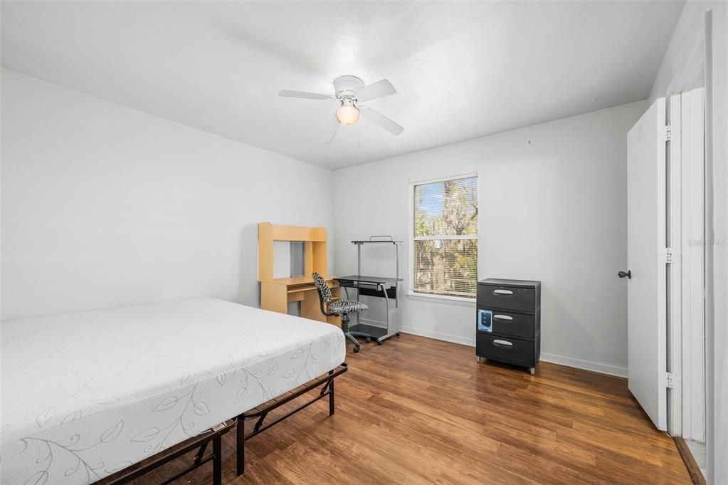 合同活跃: $198,000 (4 贝兹, 4 浴室, 1225 平方英尺)