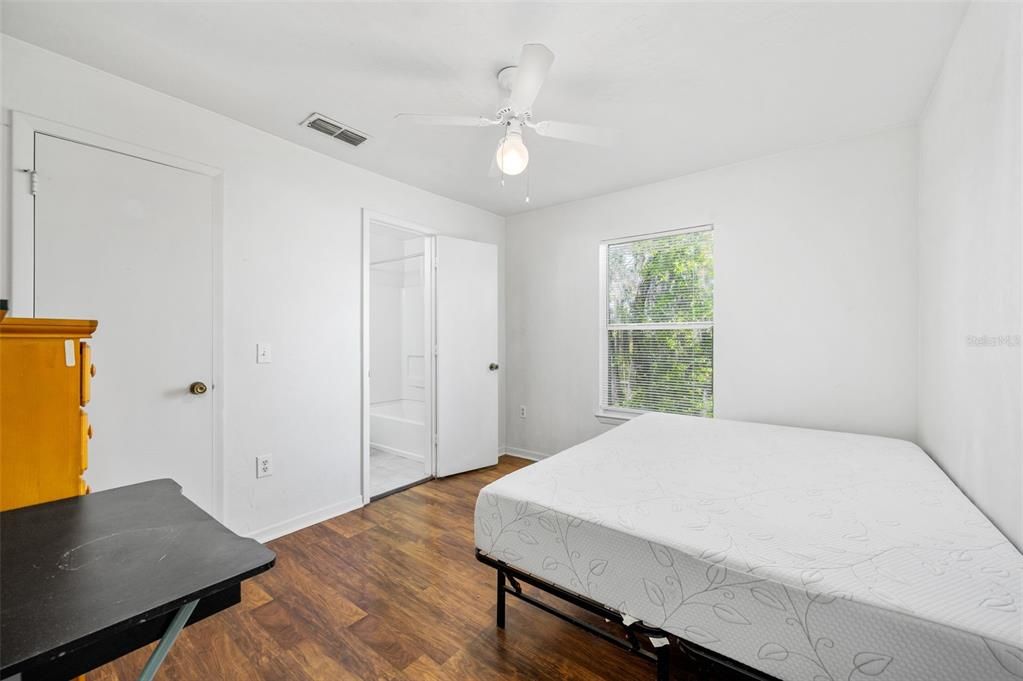 合同活跃: $198,000 (4 贝兹, 4 浴室, 1225 平方英尺)