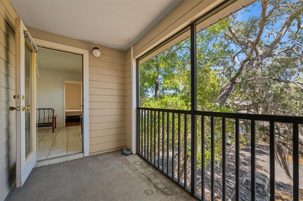 合同活跃: $198,000 (4 贝兹, 4 浴室, 1225 平方英尺)