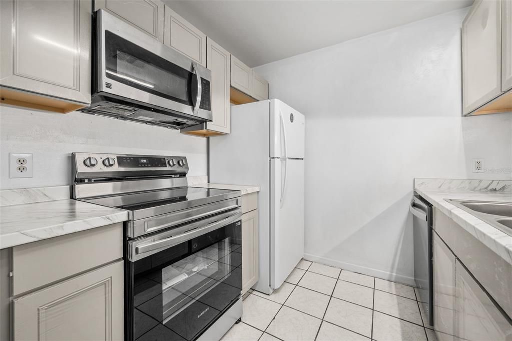 合同活跃: $198,000 (4 贝兹, 4 浴室, 1225 平方英尺)