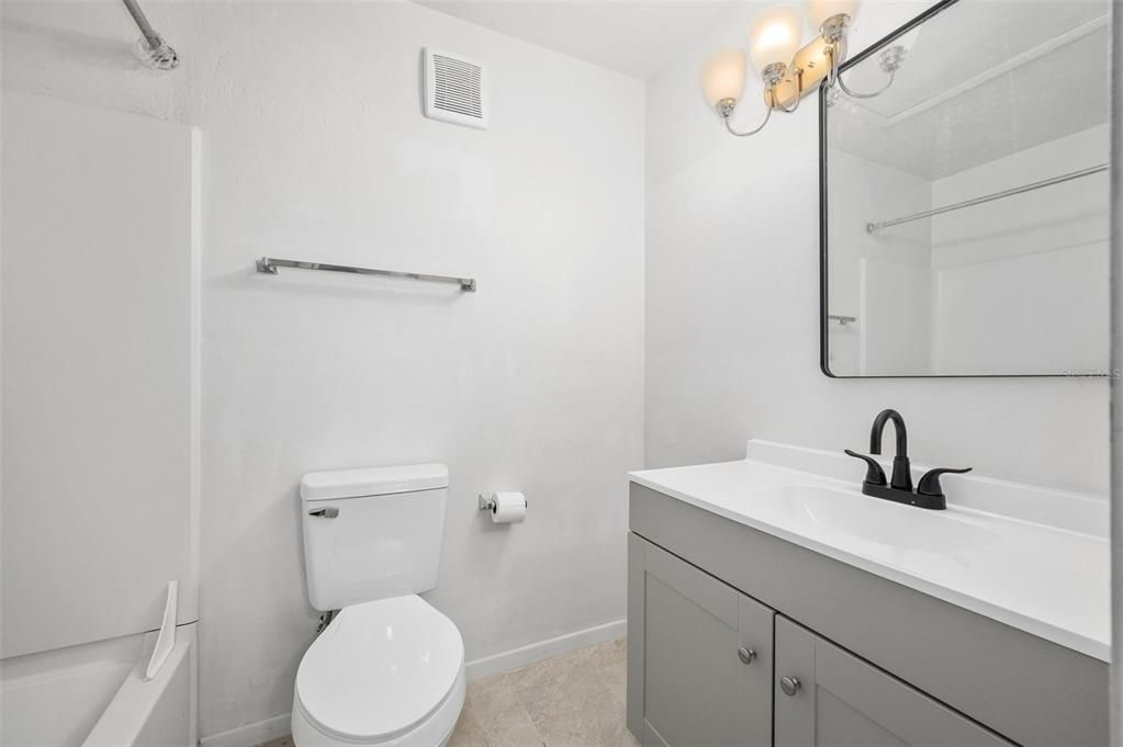 合同活跃: $198,000 (4 贝兹, 4 浴室, 1225 平方英尺)