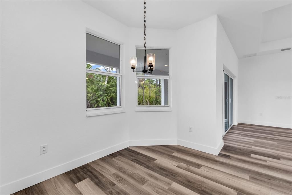 Под контрактом: $339,500 (3 спален, 2 ванн, 1643 Квадратных фут)