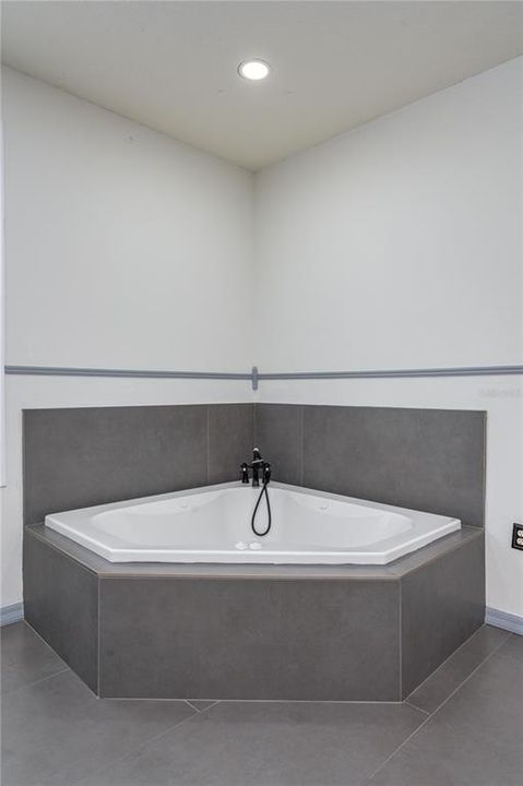 Active With Contract: $3,600 (4 beds, 2 baths, 2578 Square Feet)