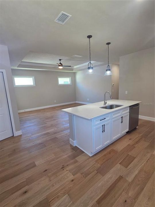Под контрактом: $299,000 (3 спален, 2 ванн, 1314 Квадратных фут)