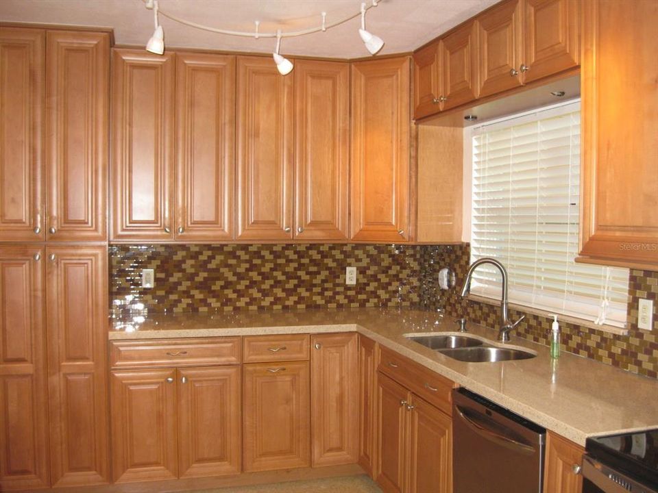 Active With Contract: $2,700 (2 beds, 2 baths, 1235 Square Feet)