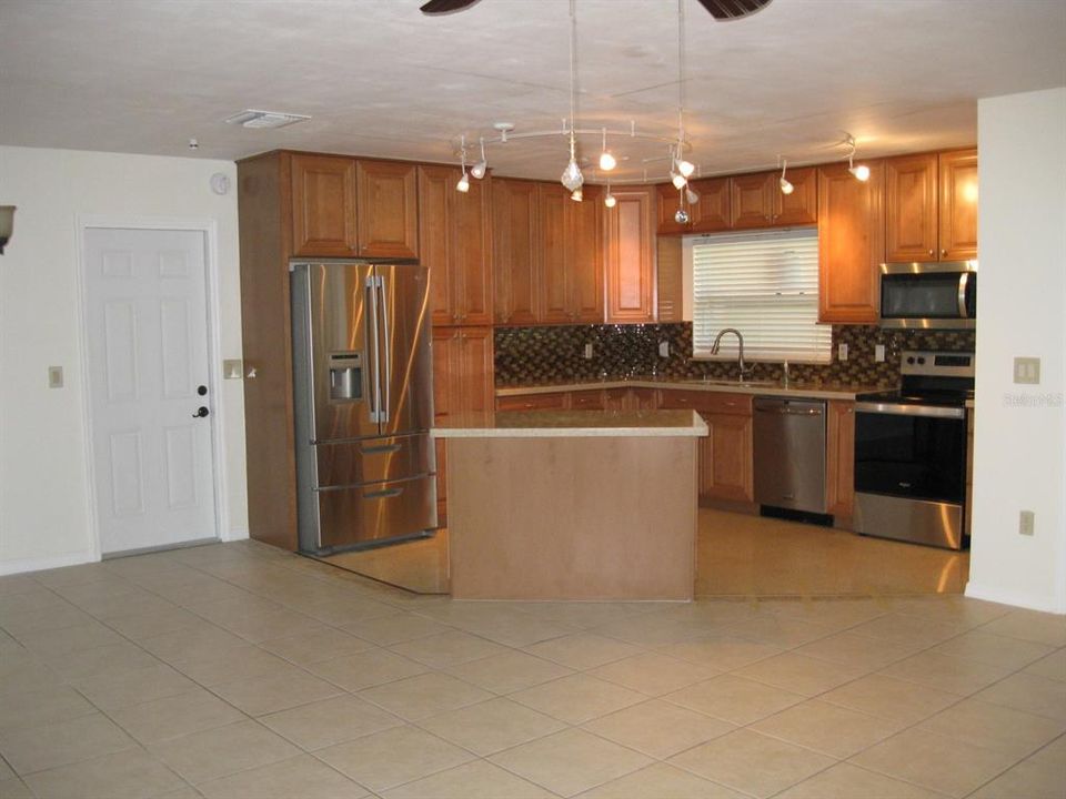 Active With Contract: $2,700 (2 beds, 2 baths, 1235 Square Feet)