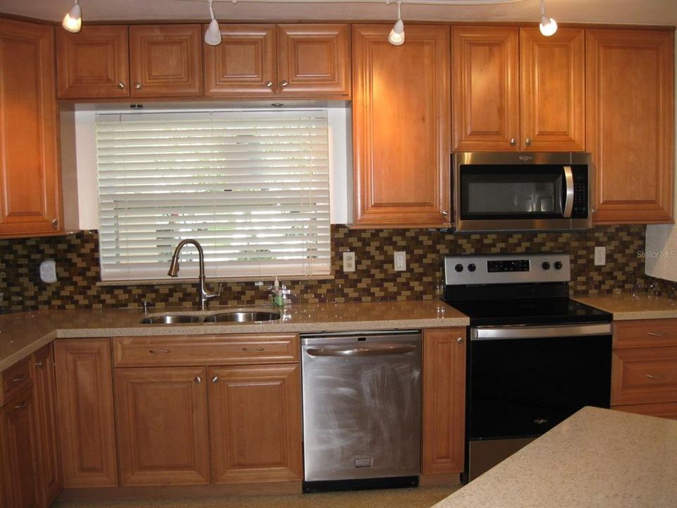 Active With Contract: $2,700 (2 beds, 2 baths, 1235 Square Feet)