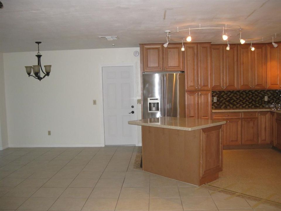 Active With Contract: $2,700 (2 beds, 2 baths, 1235 Square Feet)